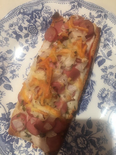 Una foto de Pan pizza de salchichas y cebolla