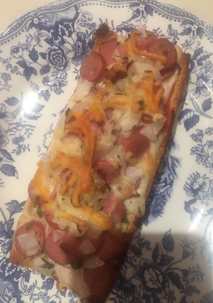 Una foto de Pan pizza de salchichas y cebolla