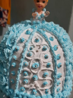 એગલેસ ચોકલેટ ડૉલ કેક (Eggless Chocolate Doll Cake Recipe In Gujarati) રેસીપી મુખ્ય ફોટો