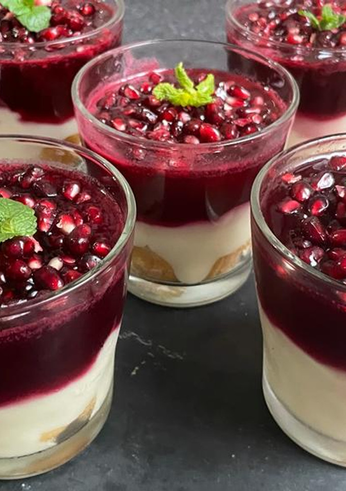 Una foto de Postre árabe sin horno de granada (mahalabia) fácil y delicios