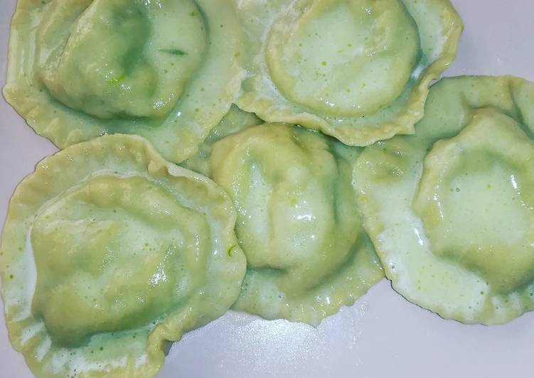 Pasta all'uovo agli asparagi con crema di aglio