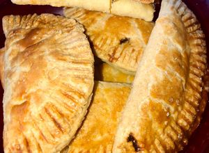 Una foto de Empanadas de miel de chiverre ☕️🥟