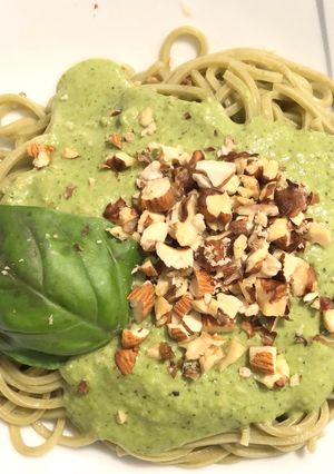Una foto de Crema de pesto 🍝
