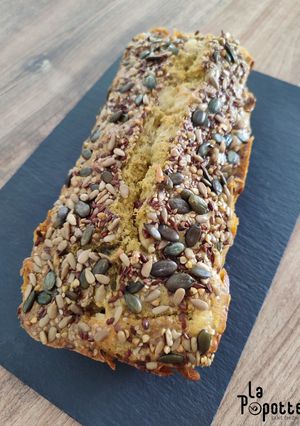 Une photo de Cake chorizo, pesto & chèvre aux graines