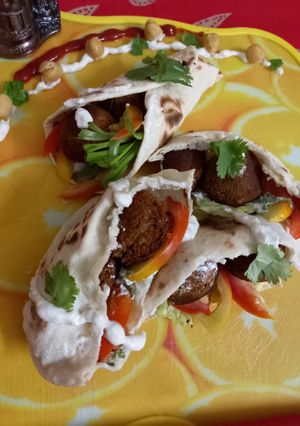 पीटा ब्रेड में फलाफेल (Pita bread me falafel recipe in Hindi) रेसिपी मुख्य फोटो