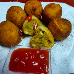 A picture of Breadvada or Aloo bonda.