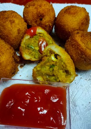 A picture of Breadvada or Aloo bonda.