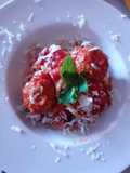 Bucatini con polpette al pomodoro e cacio-ricotta