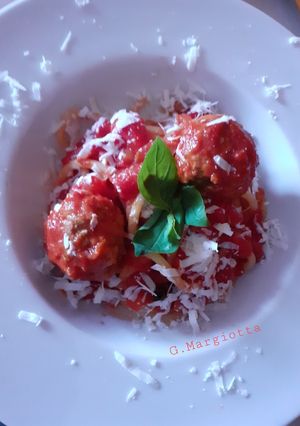 Foto di Bucatini con polpette al pomodoro e cacio-ricotta