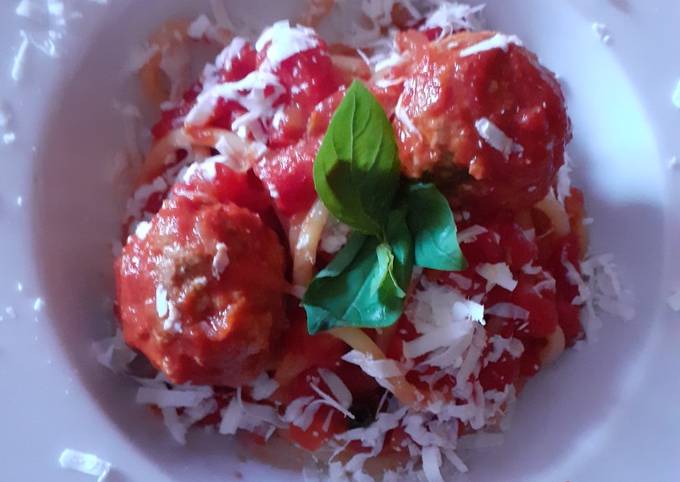 Bucatini con polpette al pomodoro e cacio-ricotta