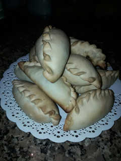 Una foto de Empanadas de carne cortada a cuchillo 😋