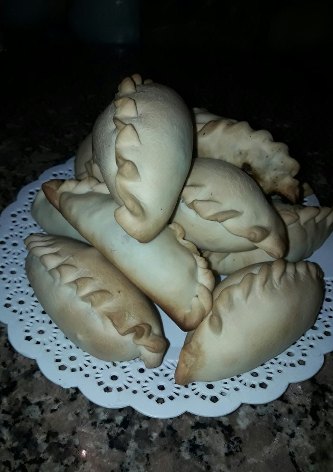 Una foto de Empanadas de carne cortada a cuchillo 😋