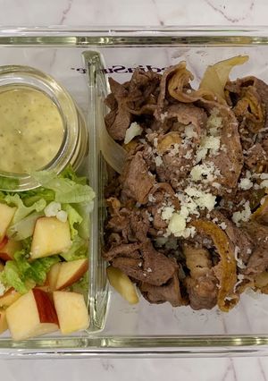 Hình của món Lunch Box: Bò xào hành tây và salad táo.