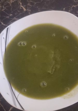 Una foto de Consomé verde, energizante