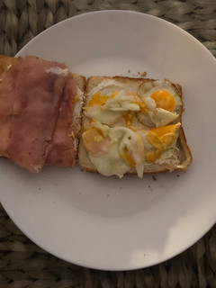 Una foto de Sándwich con huevos de codorniz