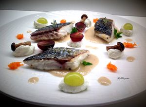 Foto di Orata con salsa di uva, funghi pioppini e ricotta aromatizzata
