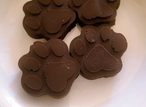 Una foto de Bombón de chocolate relleno de ganache de guayaba