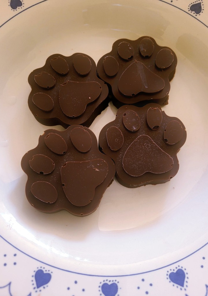 Una foto de Bombón de chocolate relleno de ganache de guayaba