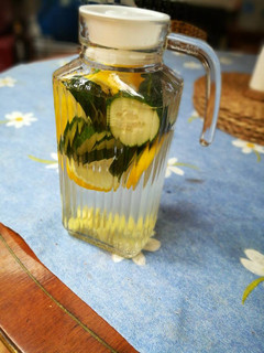 Una foto de Agua de limón, pepino y jengibre depurativa