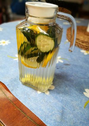 Una foto de Agua de limón, pepino y jengibre depurativa