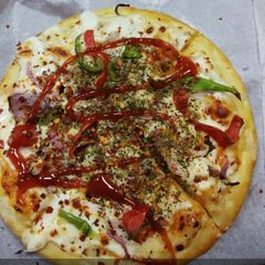 A picture of Onion capsicum pizza.