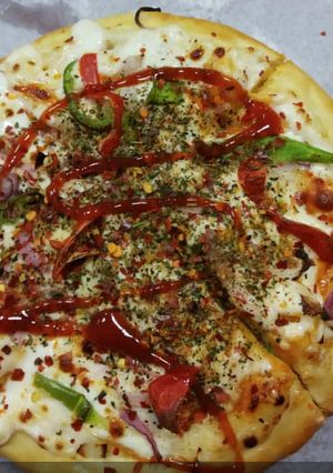 A picture of Onion capsicum pizza.