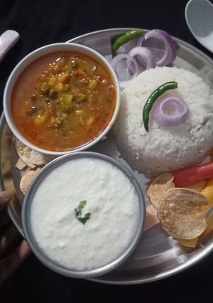 आलू मटर की सब्जी और चावल (aaloo matar ki sabji aur chawal recipe in Hindi) रेसिपी मुख्य फोटो