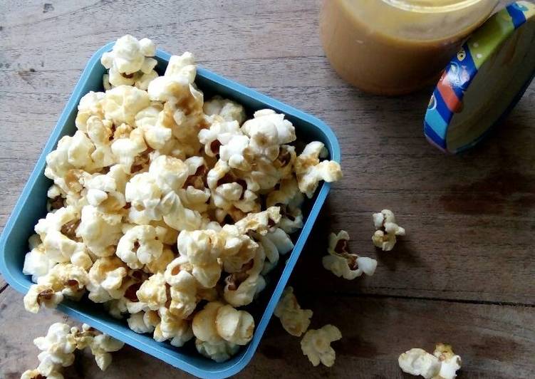 Popcorn with butterscotch sauce