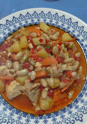 Una foto de Guiso de pollo con porotos y verduras muy sabroso y nuevo cuchillo 🔪
