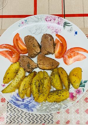 O poză a rețetei Mușchiuleț de porc cu cartofii cu mixuri de ierburi la cuptor.