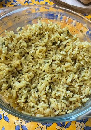Une photo de Riz complet au bouillon de poularde, curry et persil