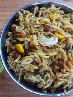 पालक मसालेभात (palak masale bhat recipe in marathi) रेसिपी चे मुख्य फोटो