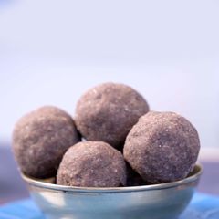 A picture of Ragi Oats Laddu.