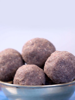 A picture of Ragi Oats Laddu.
