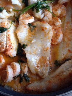 Una foto de Corvina en salsa de tomate con gambas