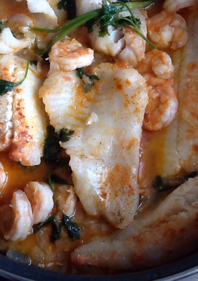 Una foto de Corvina en salsa de tomate con gambas