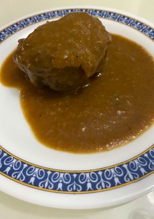 Una foto de Carrillada en salsa de verduras y almendras