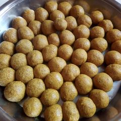 A picture of Besan ke laddo.