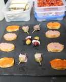 Rebanadas de pan con pinchos de uvas rellenas