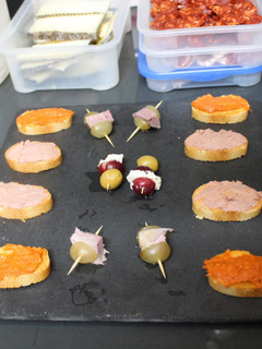 Una foto de Rebanadas de pan con pinchos de uvas rellenas