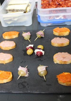 Foto principal de Rebanadas de pan con pinchos de uvas rellenas