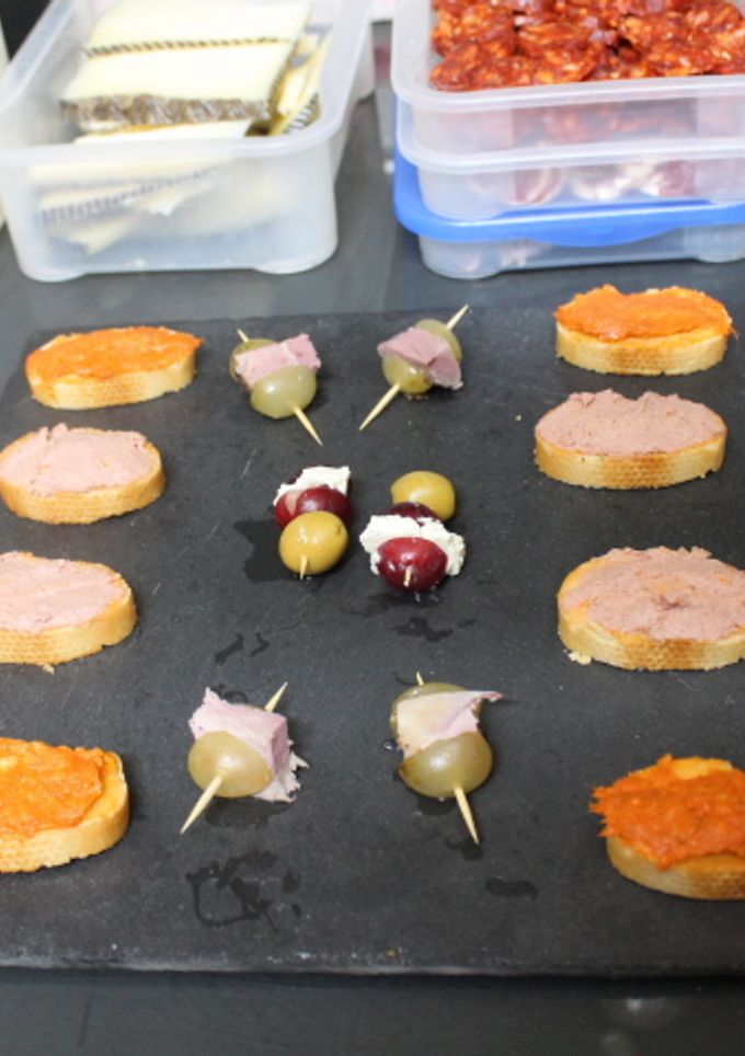 Una foto de Rebanadas de pan con pinchos de uvas rellenas