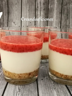 Una foto de Cheesecake saludable en vasos