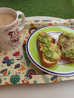 Una foto de Tostadas de aguacate y limón