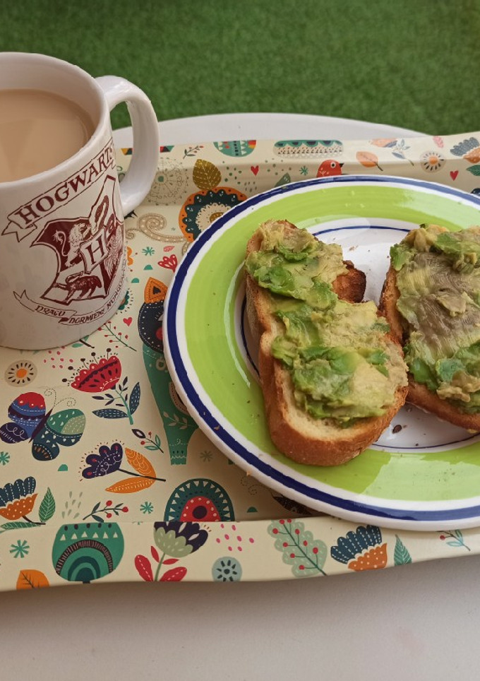 Una foto de Tostadas de aguacate y limón