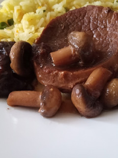 Una foto de Carne con ciruelas y champiñones en olla a presión