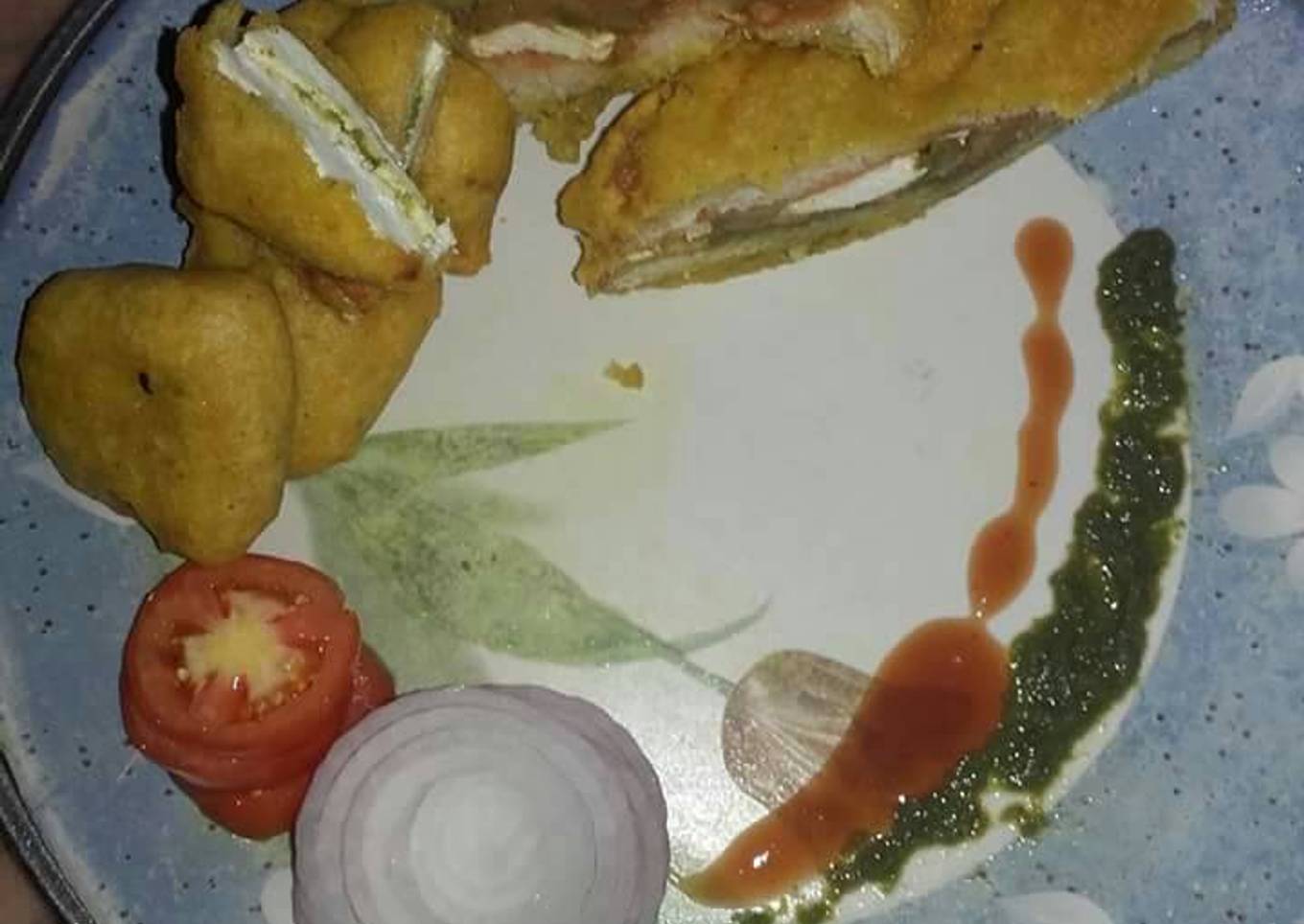 Bread sandwich fryeand pneer pakkoras