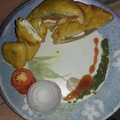 A picture of Bread sandwich fryeand pneer pakkoras.