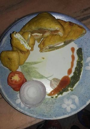 A picture of Bread sandwich fryeand pneer pakkoras.