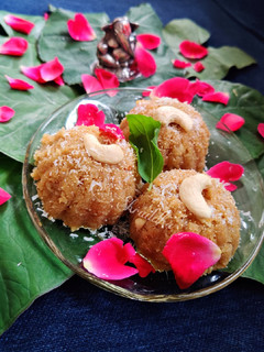 ચુરમા ના લાડુ(Churma na ladu recipe in gujarati) રેસીપી મુખ્ય ફોટો